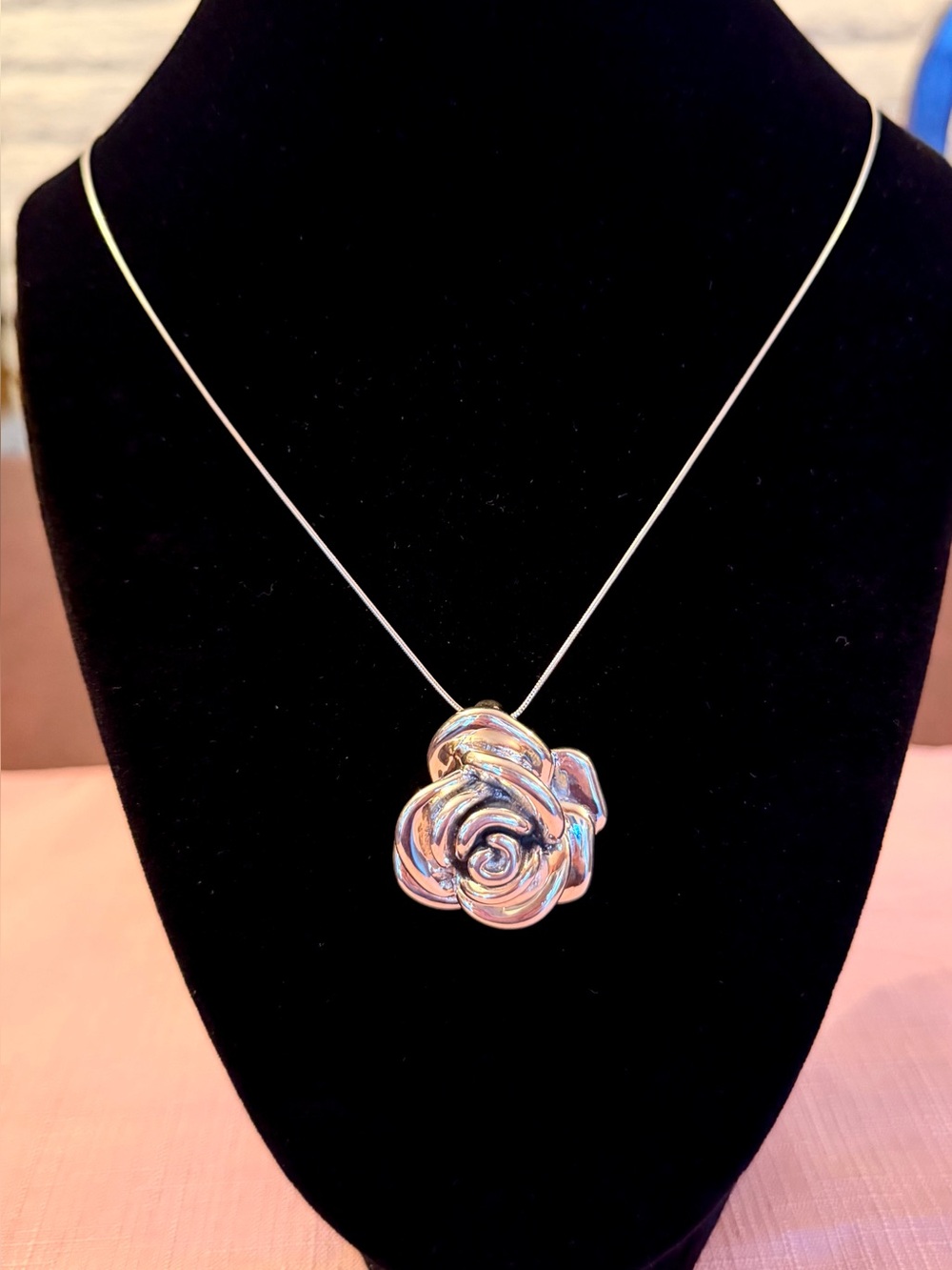Stunning 925 Sterling Silver Rose Pendant & Necklace, NWTs.
